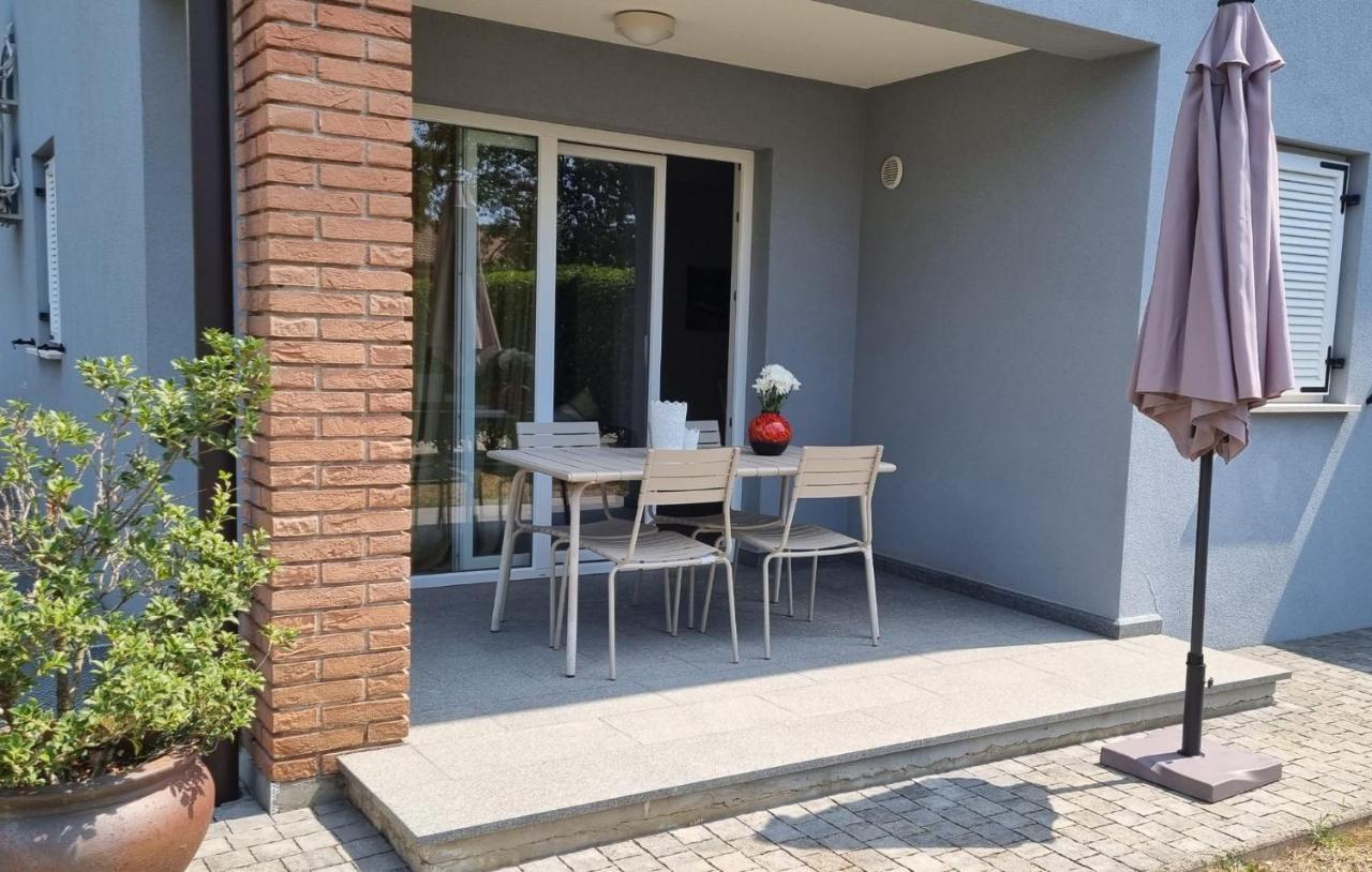 Appartamento Casa Emma With Pool Porec Esterno foto